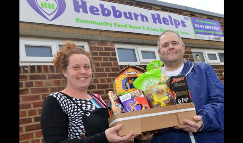 Steve handing food to Hebburn Helps